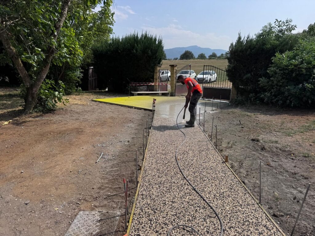 Lavage du béton désactivé au nettoyeur haute pression