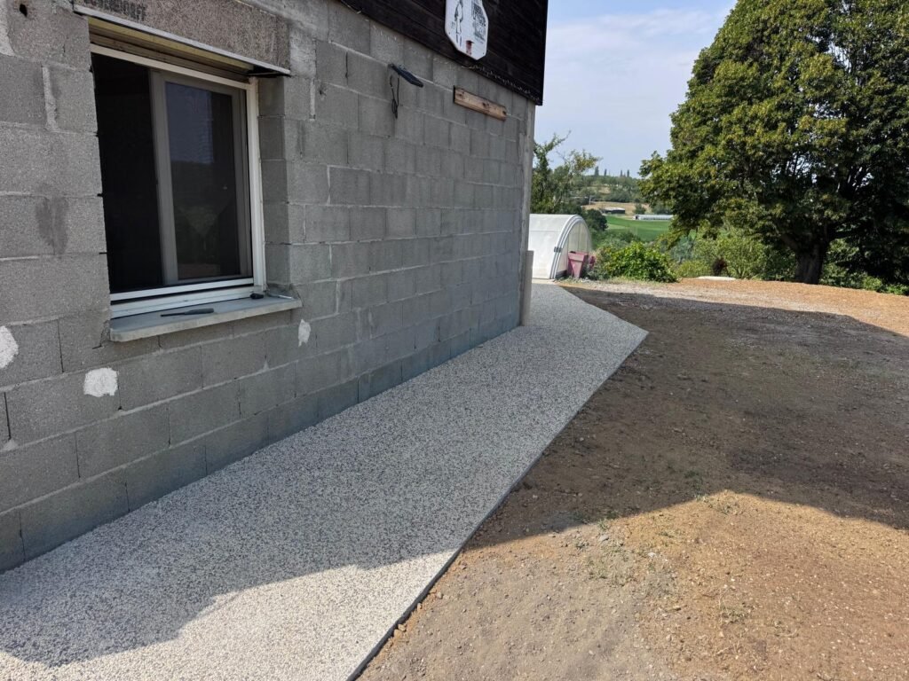 Allée en béton désactivé le long de la maison à Saint-Lattier