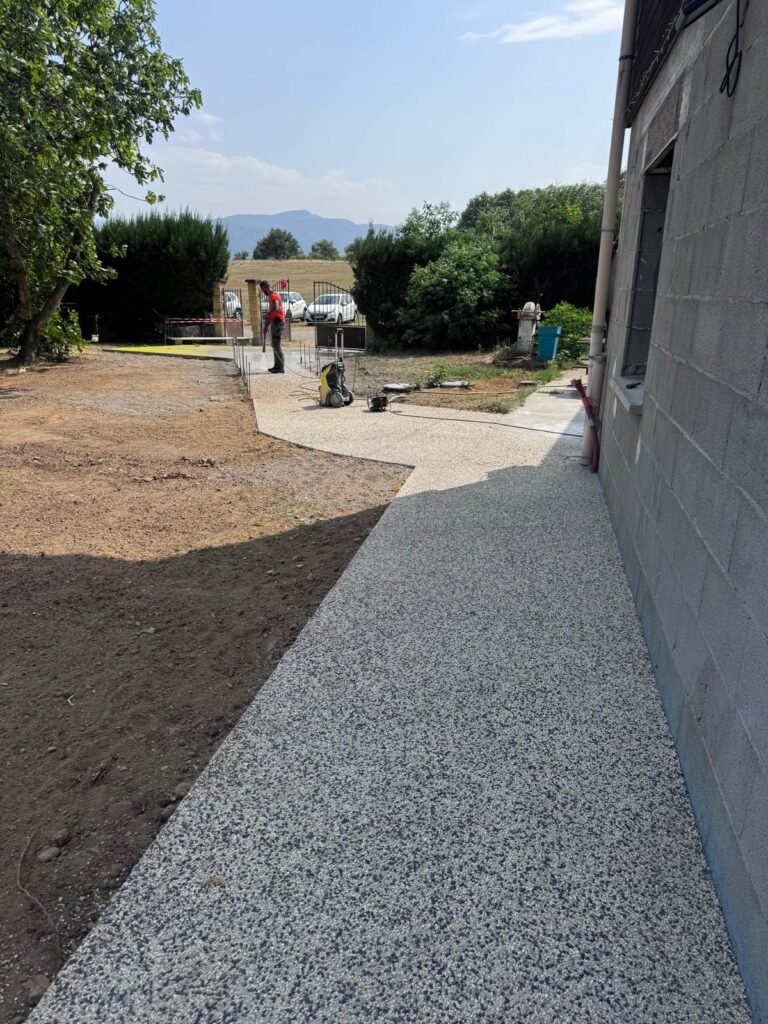 Allée en béton désactivé et lavage haute pression