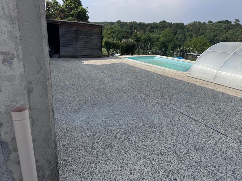 Plage de piscine en béton désactivé Roussas / Basalte