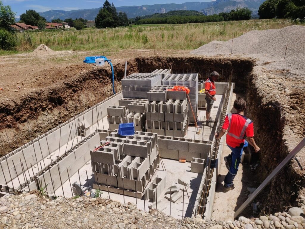 Piscine 8 × 4 en blocs banchés