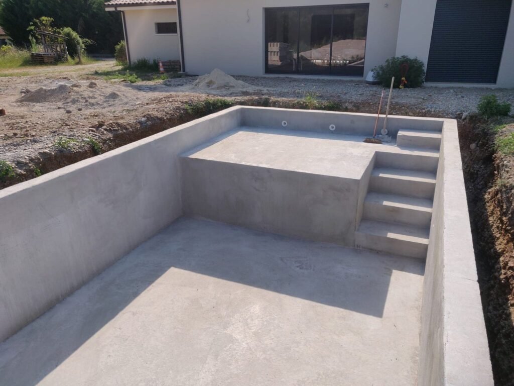 Piscine 8 × 4 en blocs banchés