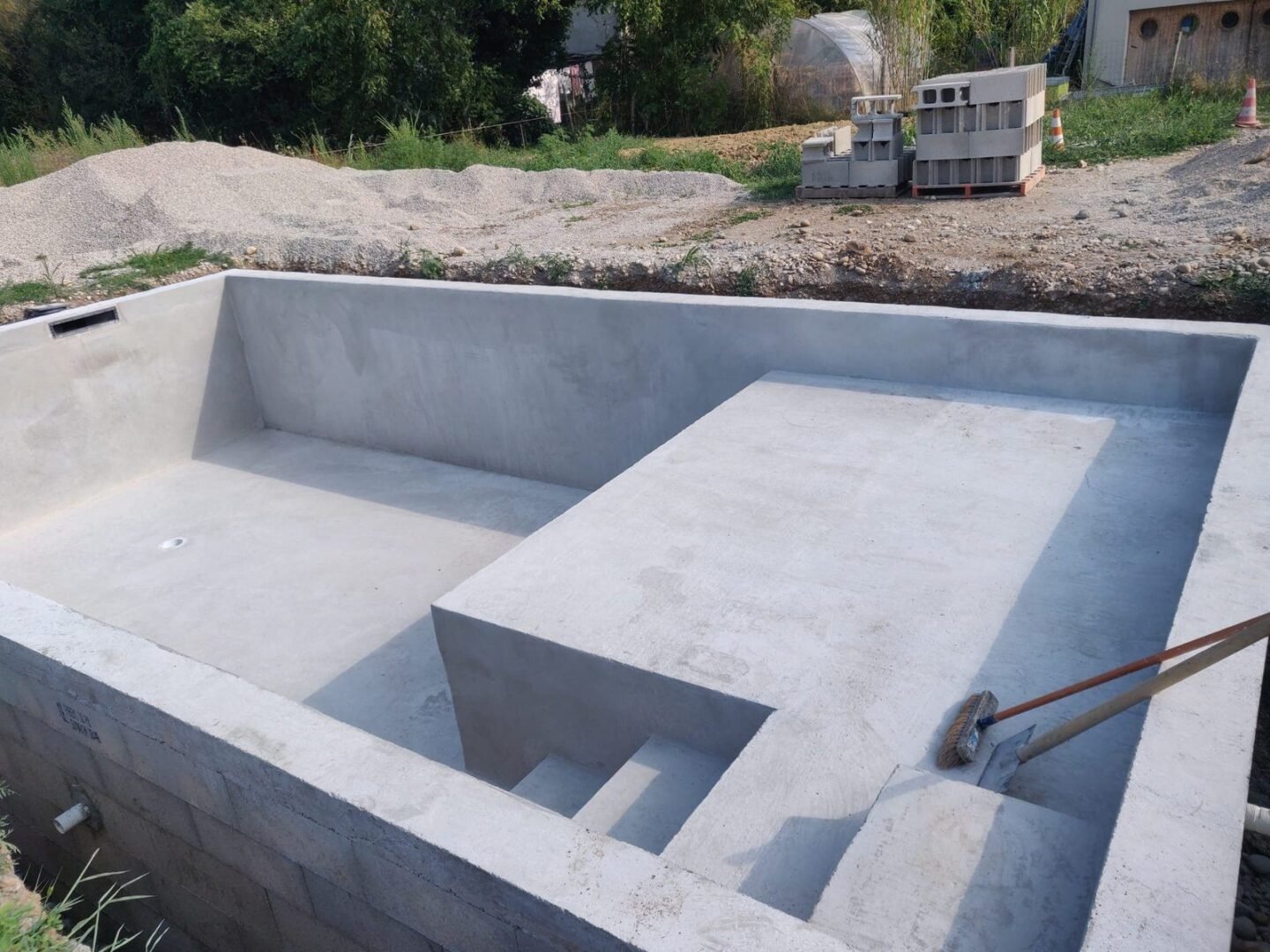 Piscine 8 × 4 en blocs banchés