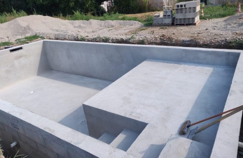 Piscine 8 × 4 en blocs banchés